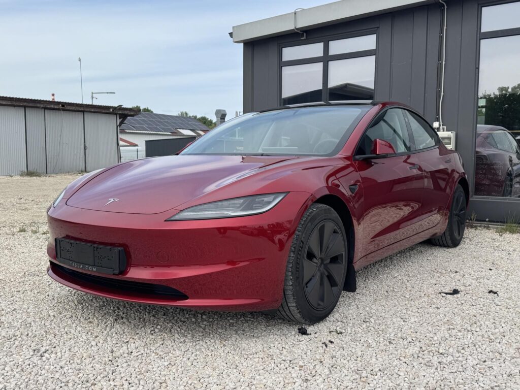 TESLA MODEL 3